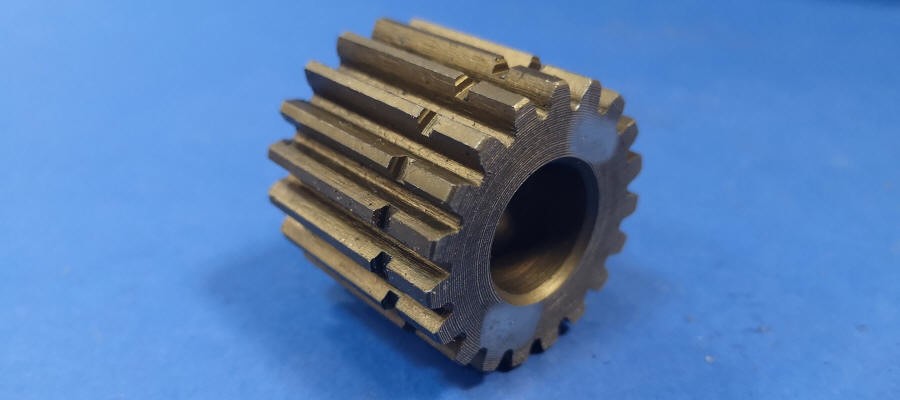 Hriadele otočných motorov OMEX, hriadele pojazdových motorov, ozubené kolesá, klzné dráhy, ložiská, disk Poľsko